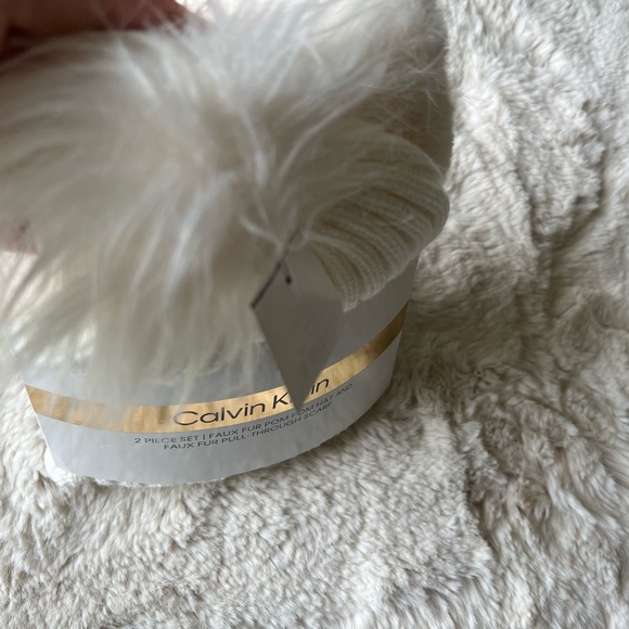 NWT Calvin Klein 2 piece set : scarf and hat - Picture 5 of 6